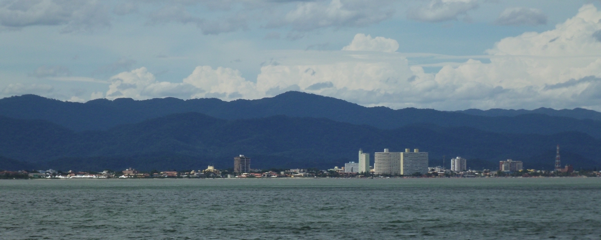 vista da cidade de Peruíbe entre o mar e morros